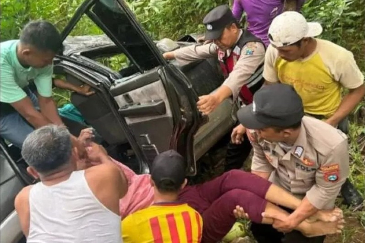 Mobil Rombongan Pengantin Masuk Jurang di Munjungan Trenggalek, 1 Orang Tewas - JPNN.com Jatim