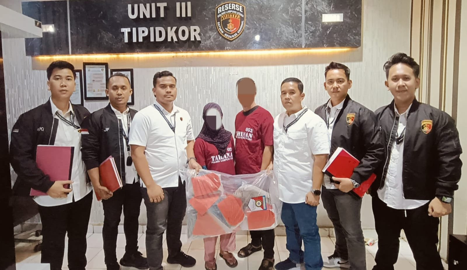 Tersangka dan Barang Bukti Kasus Korupsi Lurah di Lampung Utara Diserahkan ke Kejaksaan - JPNN.com Lampung