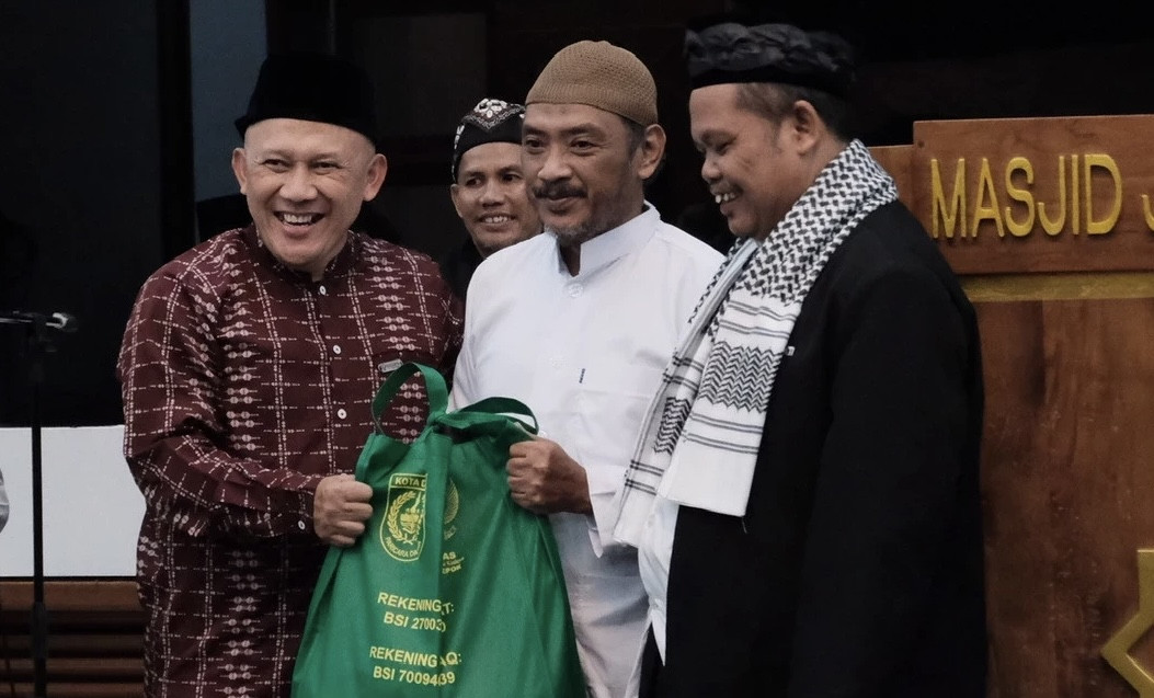 Baznas Depok Salurkan Ratusan Bantuan Paket Bahagia untuk Guru Mengaji dan Marbut - JPNN.com Jabar