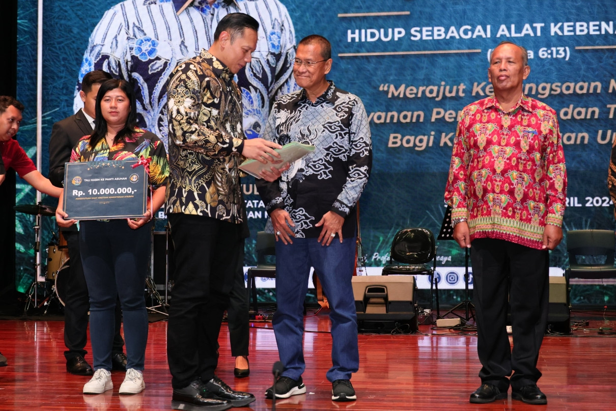 Serahkan Sertifikat Rumah Peribadatan di Surabaya, Menteri AHY Berpesan Begini - JPNN.com Jatim