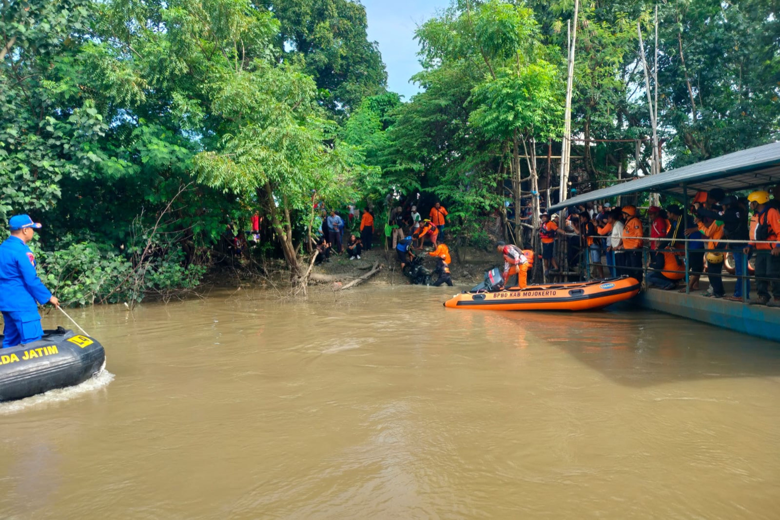 Motor Ayah dan Anak yang Tercebur Sungai Kalimas di Sidoarjo Ditemukan - JPNN.com Jatim