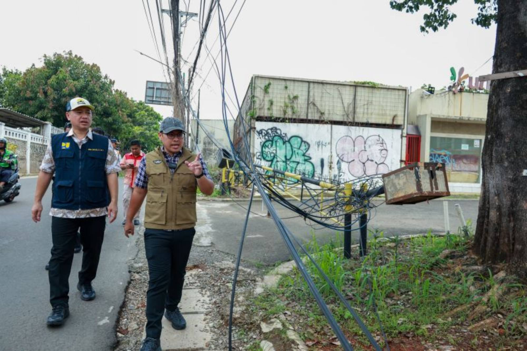 Kabel Menjuntai di Ruas Jalan Tangsel Bikin Bahaya-Semrawut - JPNN.com Banten