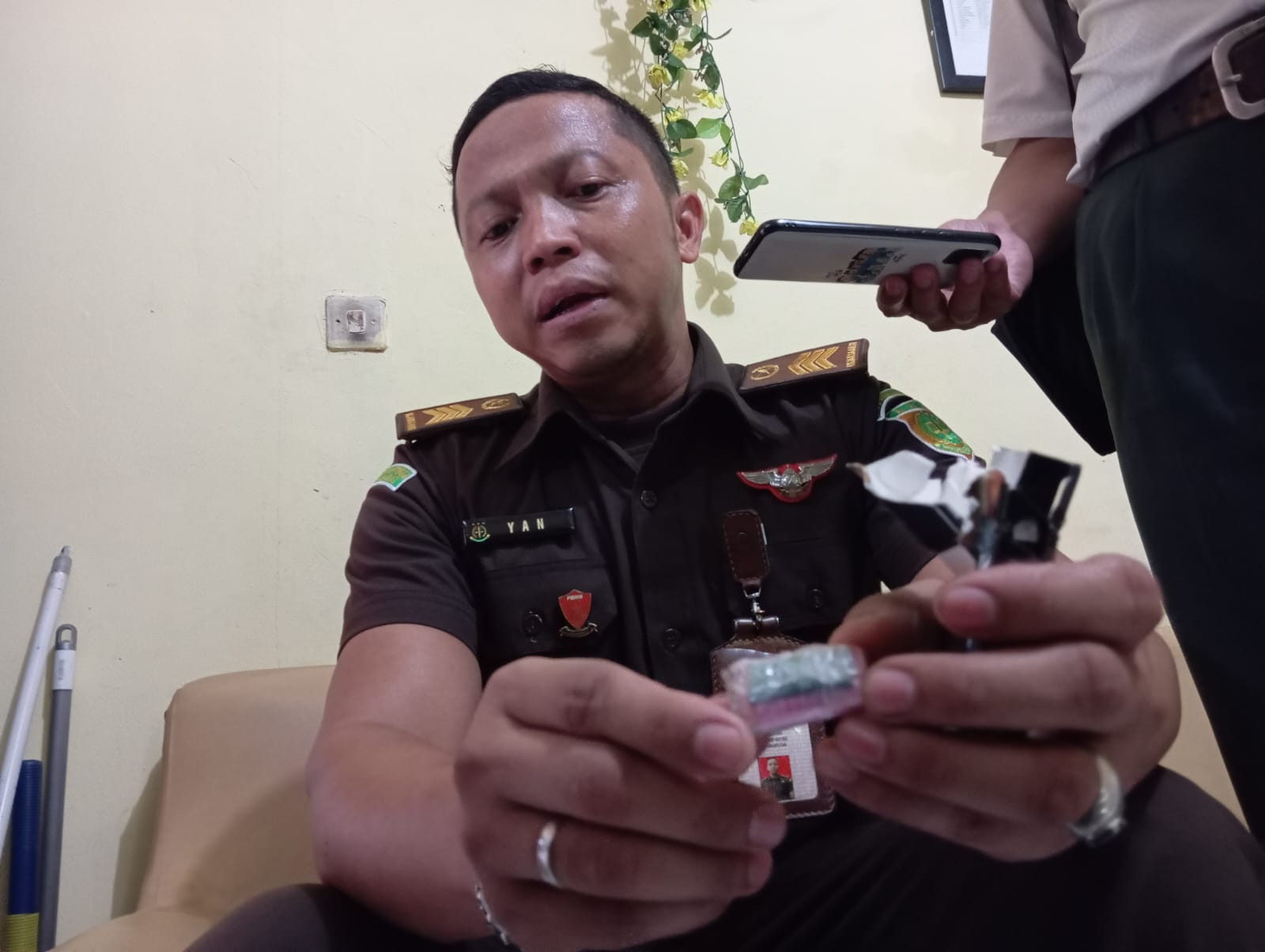 Orang Tak Dikenal Selundupkan Sabu-sabu ke Tahanan di PN Bandung - JPNN.com Jabar