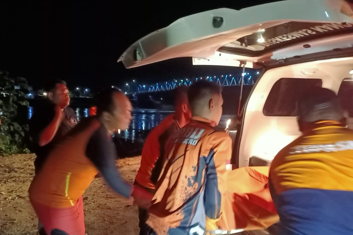 Perahu Karam, Penambang Pasir di Bojonegoro Tewas Tenggelam di Bengawan Solo - JPNN.com Jatim