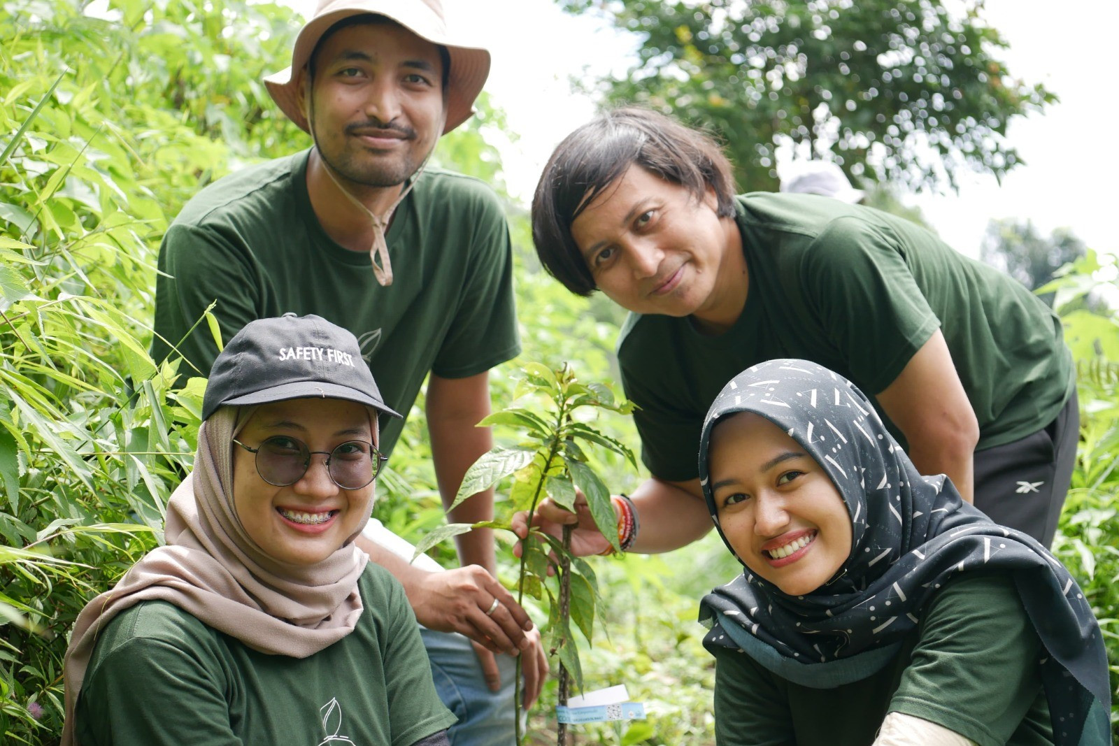 Cargill dan Petani Lokal Pantai Konservasi 10.000 Pohon di Hutan Desa Pasuruan - JPNN.com Jatim
