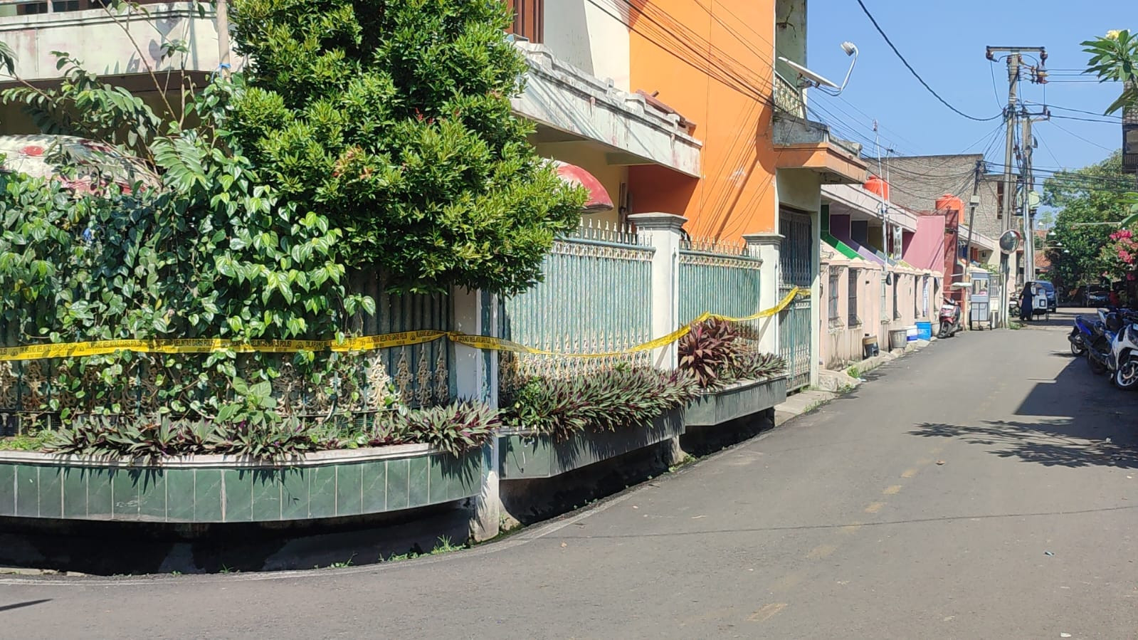 Kediaman Mayat Wanita dalam Koper di Bandung Dipasang Garis Polisi - JPNN.com Jabar