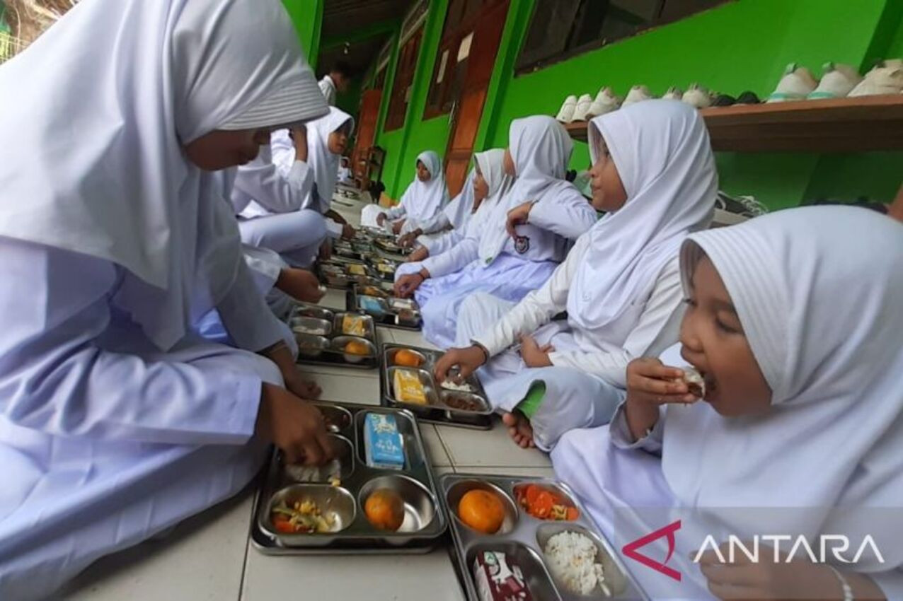 Seratusan Pelajar MI di Bantargadung Sukabumi Dapat Program Makan Siang Gratis - JPNN.com Jabar