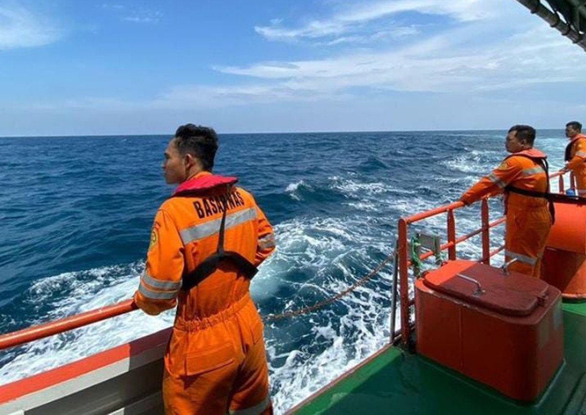 Penumpang KMP Lawit Asal Wonosobo Lompat ke Laut, Tim SAR Semarang Lakukan Pencarian - JPNN.com Jateng