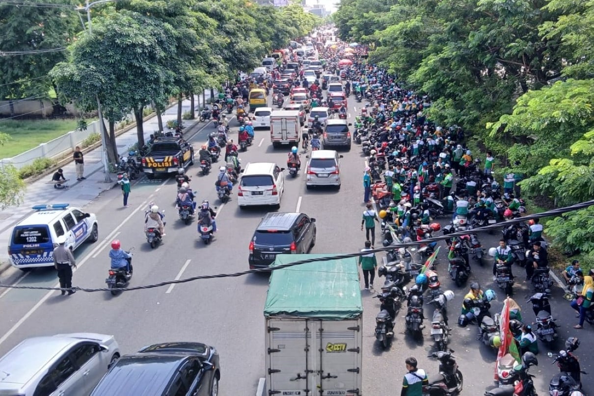 Potret Massa Buruh Mulai Padati Jalan Ahmad Yani Untuk Peringatan May Day - JPNN.com Jatim