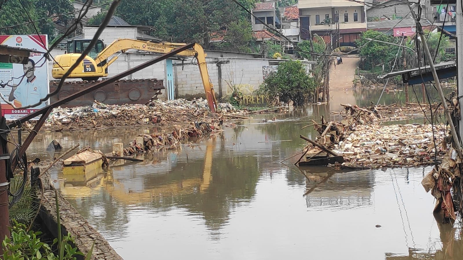 Sudah 4 Bulan Akses Jalan Penghubung Cipayung dan Pasir Putih Depok Terputus Akibat Banjir - JPNN.com Jabar
