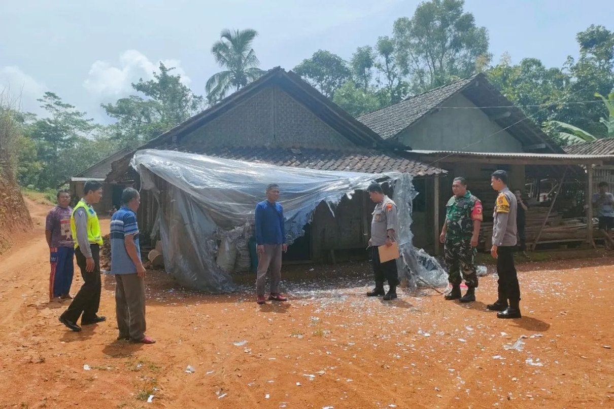 Balon Udara Jatuh dan Meledak di Depan Rumah Warga Pacitan, 4 Orang Terluka - JPNN.com Jatim