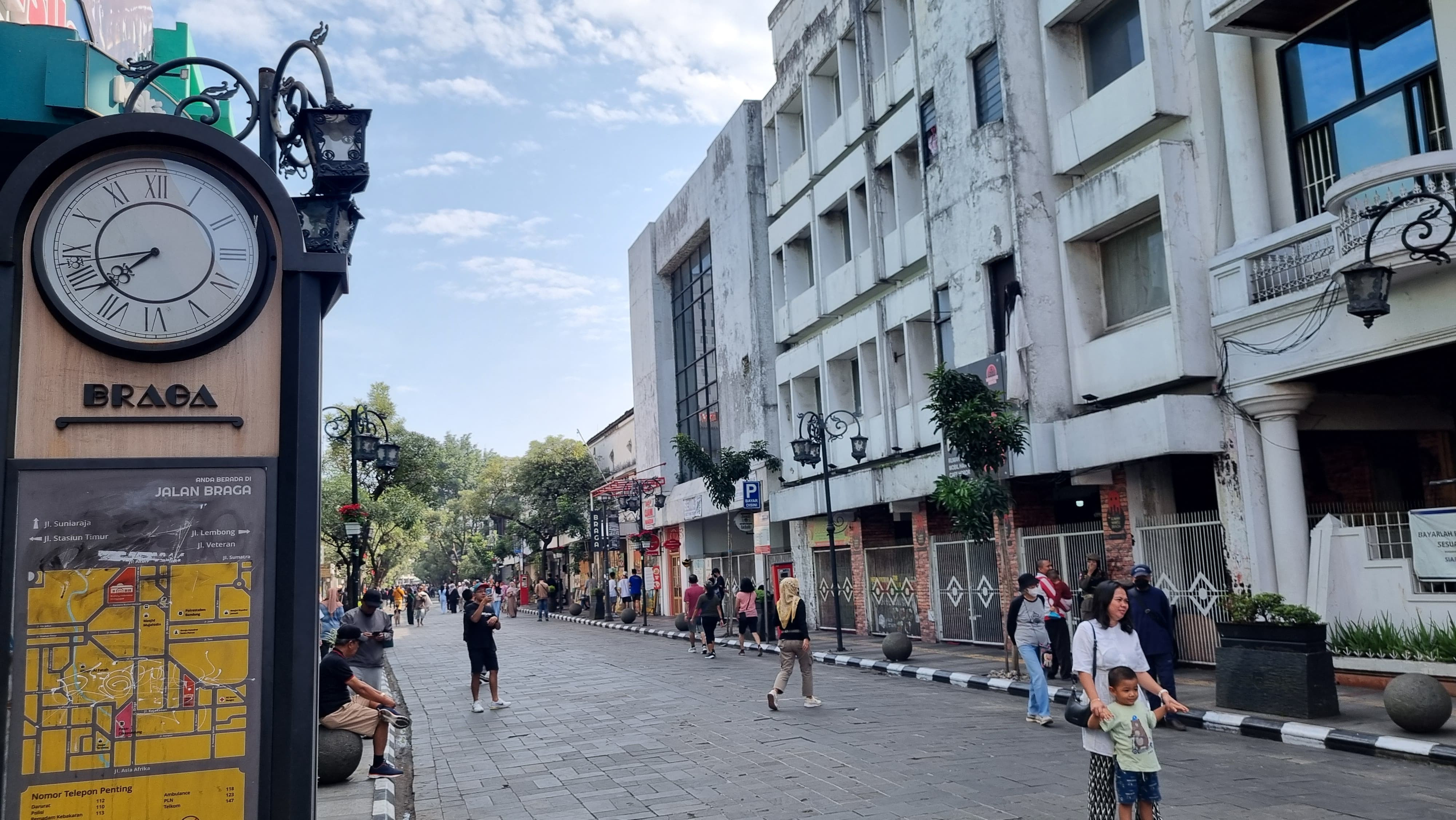 Hari Pertama Jalan Braga Bebas Kendaraan, Banyak Warga Wisata Selfie dan Berolahraga - JPNN.com Jabar