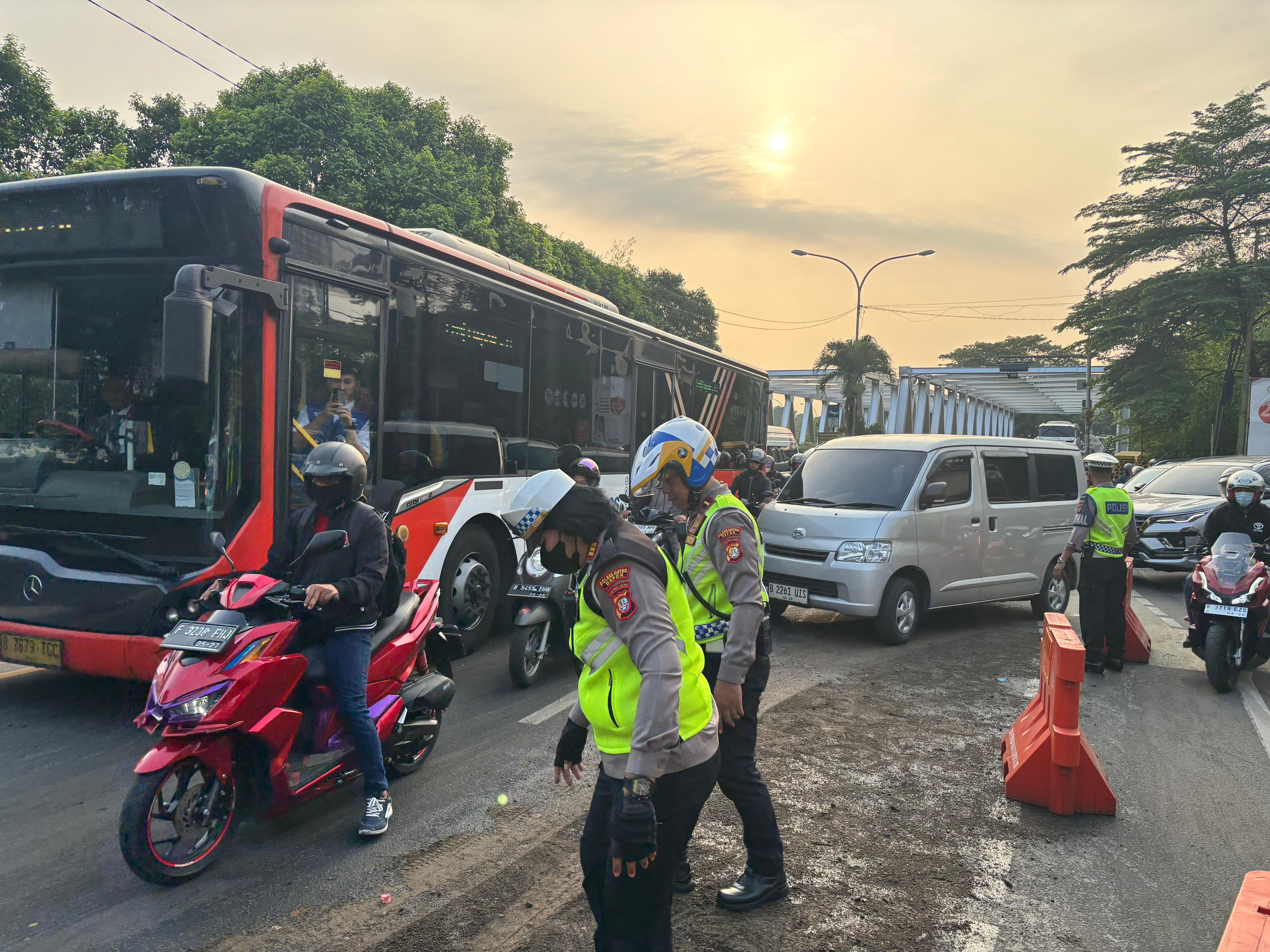 Gegara Tumpahan Oli, Jalan Juanda Depok Macet Sepanjang 2 Kilometer - JPNN.com Jabar