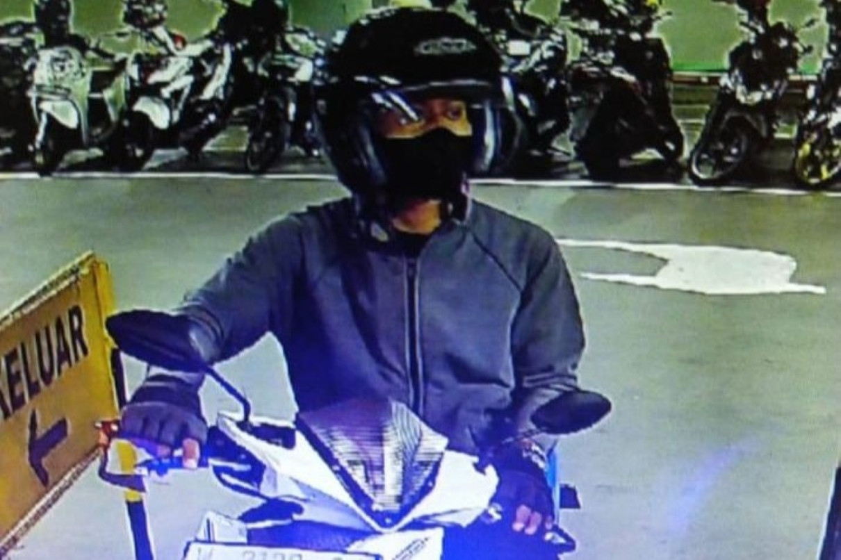 Terekam CCTV, Pencuri Handphone yang Beraksi di Parkiran Mal Surabaya Diringkus - JPNN.com Jatim