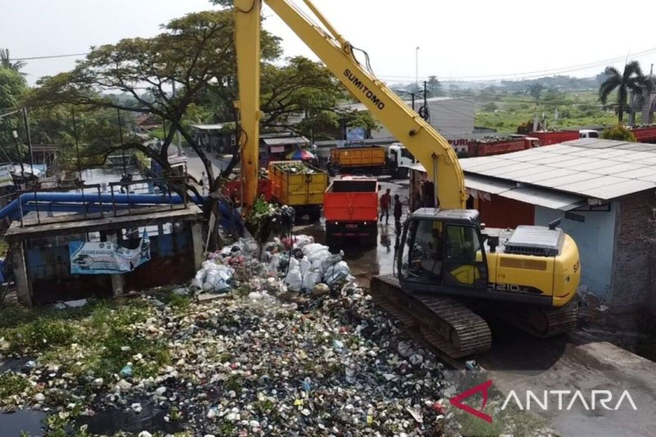 Alat Berat Hingga 10 Truk Sampah Dikerahkan Pemkab Bekasi Untuk Bersihkan Sungai Cilemahabang - JPNN.com Jabar