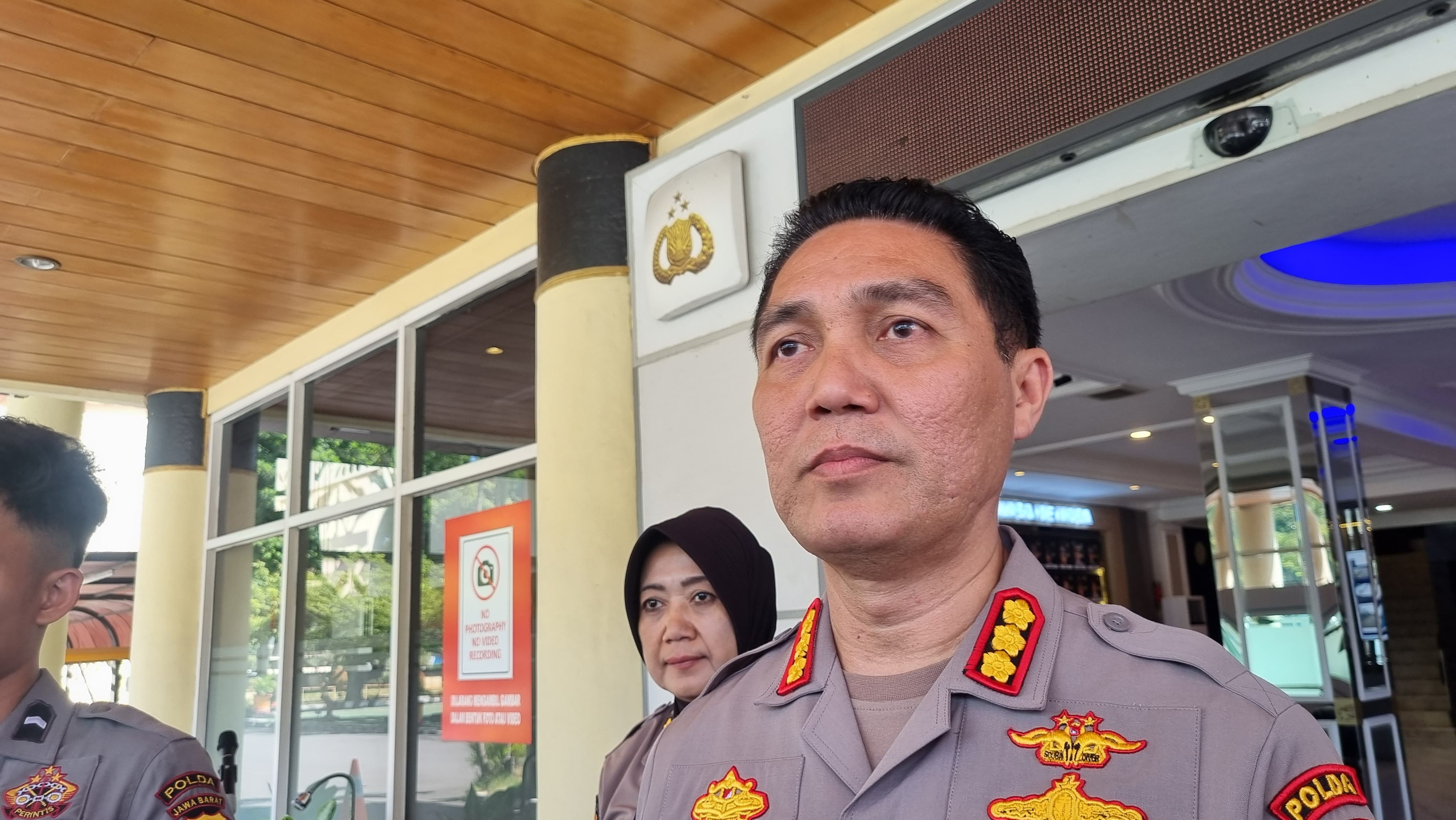 Polisi Lakukan Evakuasi Korban Kecelakaan Bus di Ciater Subang - JPNN.com Jabar