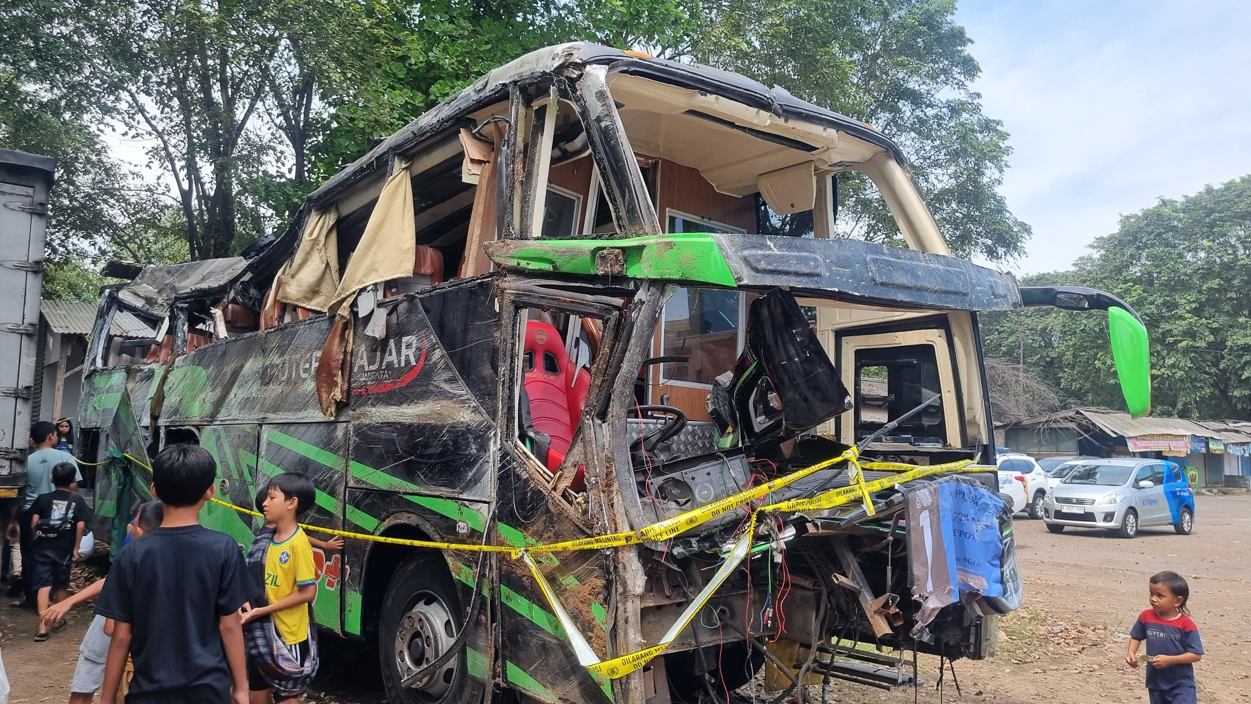 KNKT Investigasi Kecelakaan Maut Bus SMK Lingga Kencana yang Terguling di Ciater Subang - JPNN.com Jabar
