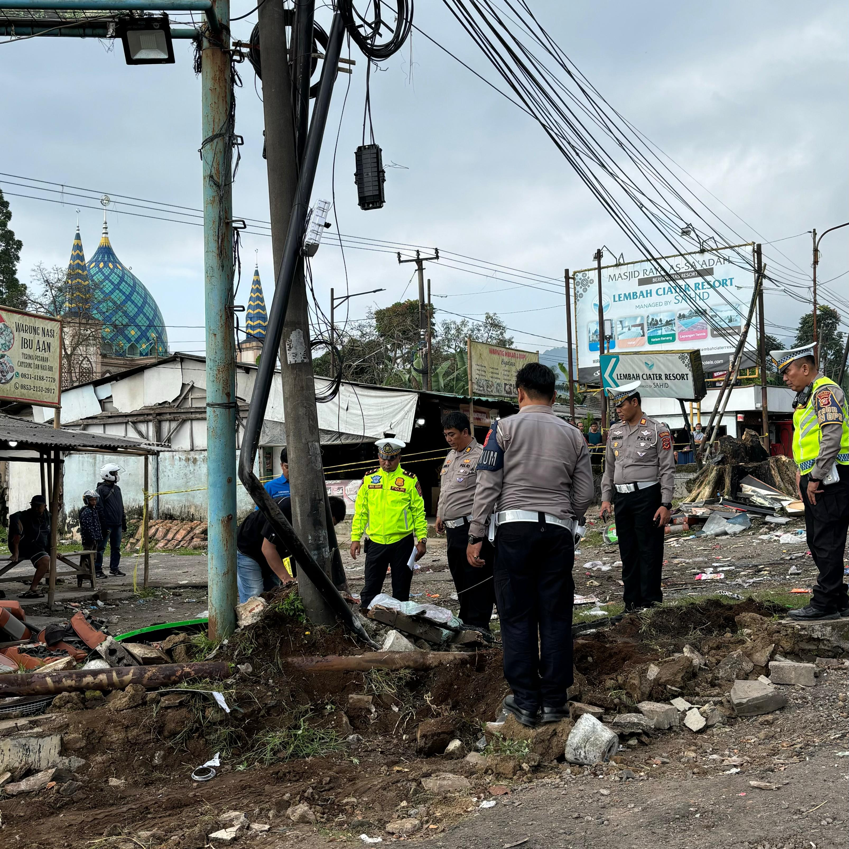 Polisi Gelar Olah TKP Kecelakaan Bus SMK Lingga Kencana di Ciater yang Tewaskan 11 Penumpang - JPNN.com Jabar