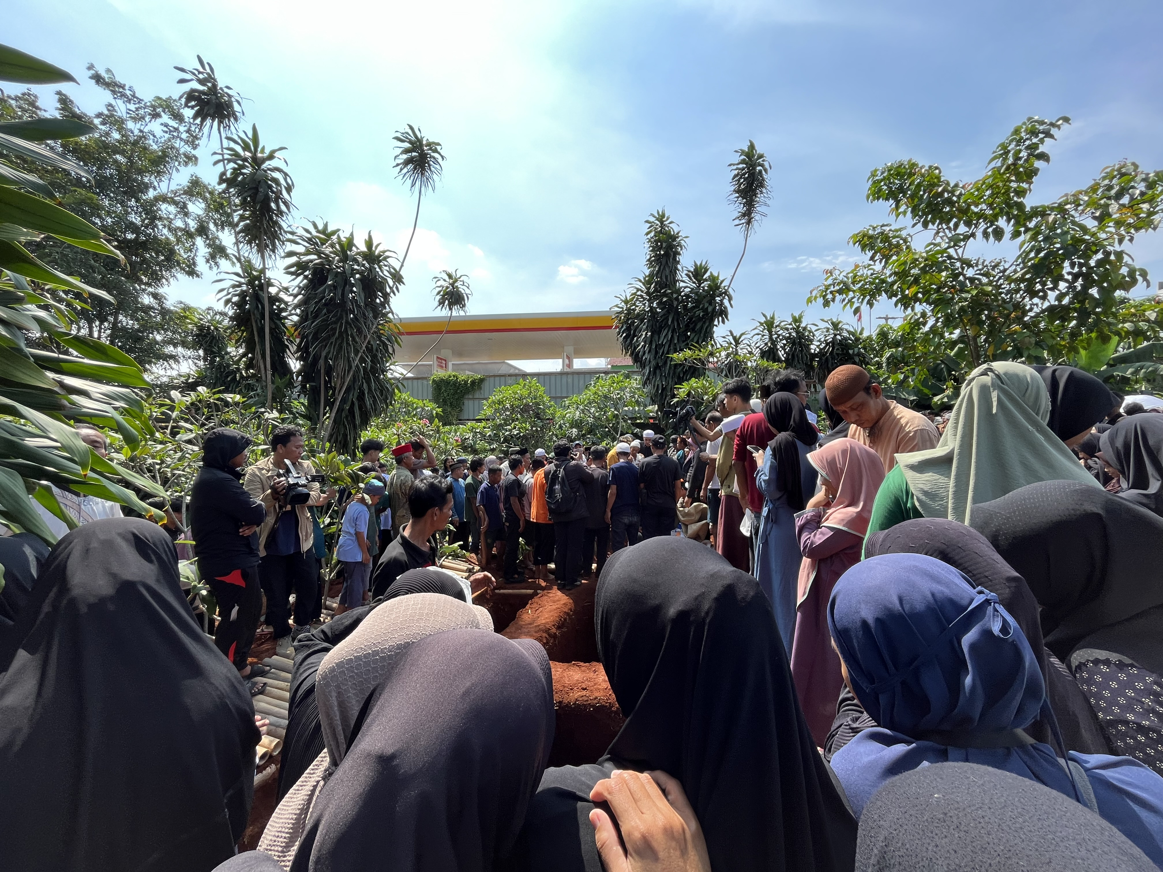 Ratusan Pelayat Iringi Pemakaman 6 Korban Bus SMK Lingga Kencana - JPNN.com Jabar