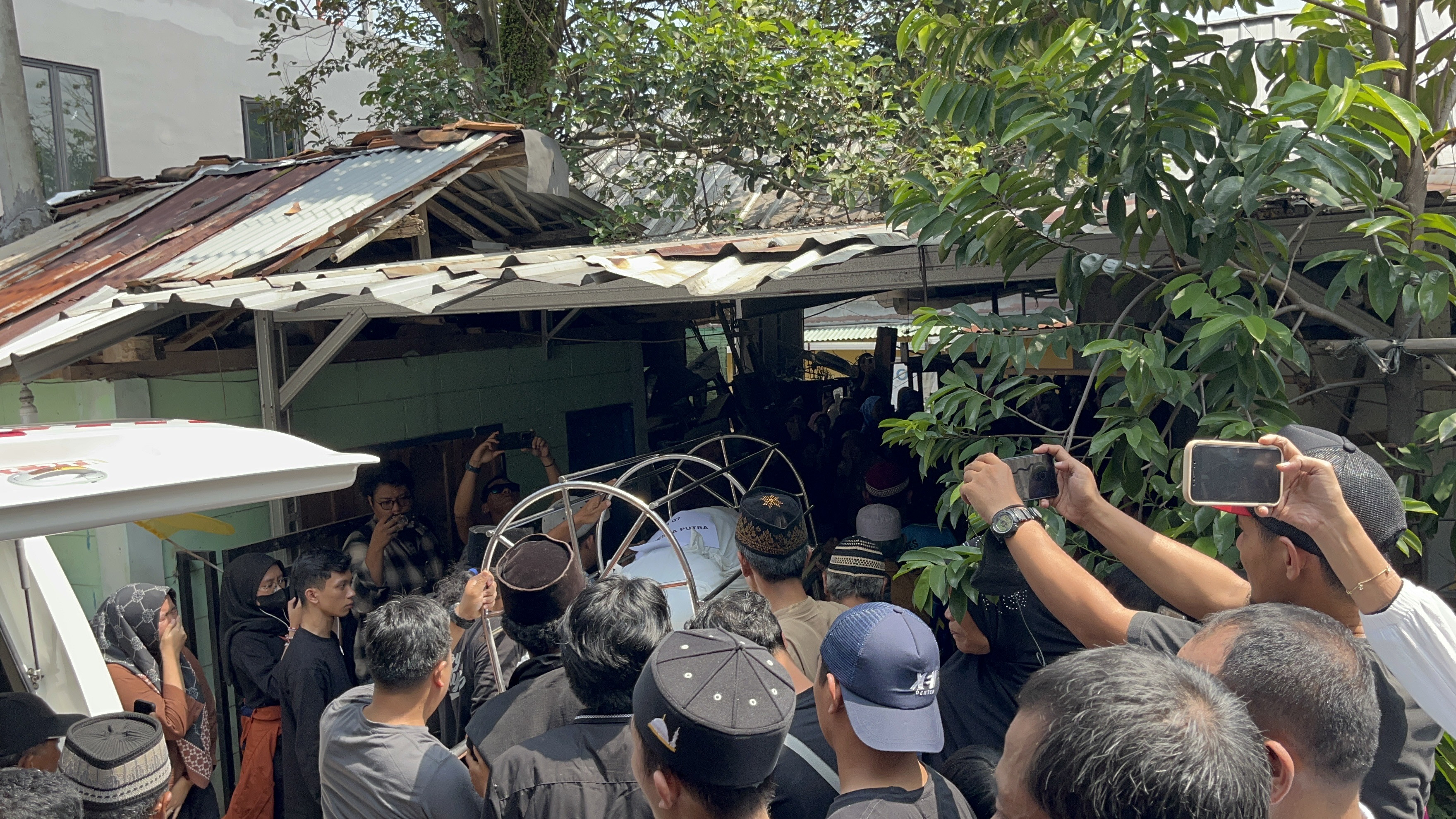 Isak Tangis Keluarga Pecah Saat Jenazah Korban Kecelakaan Bus SMK Lingga Kencana Tiba di Rumah Duka - JPNN.com Jabar