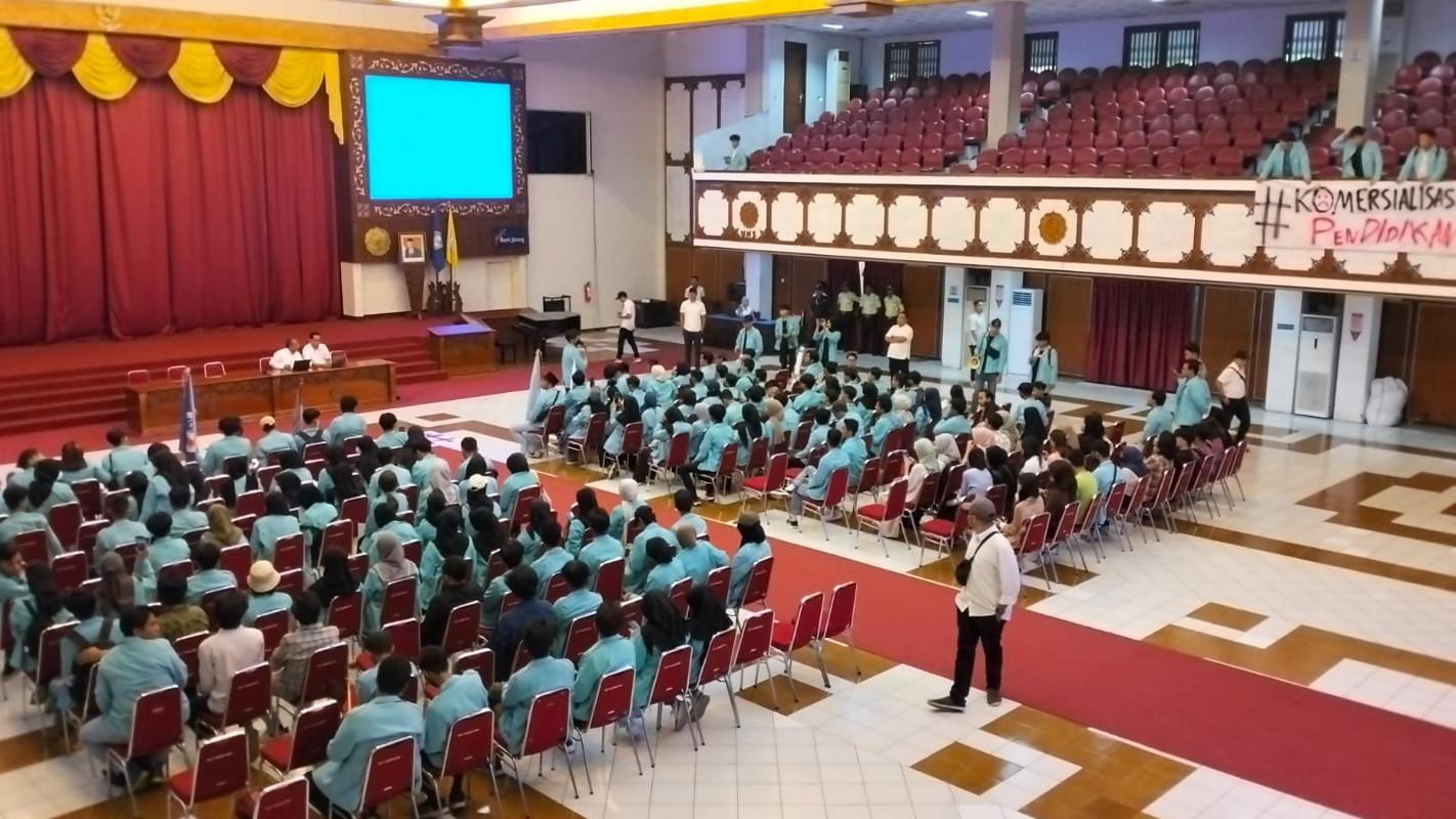 Ratusan Mahasiswa UNS Solo Demo, Tuntut Kampus Mengkaji Ulang Biaya IPI & UKT - JPNN.com Jateng