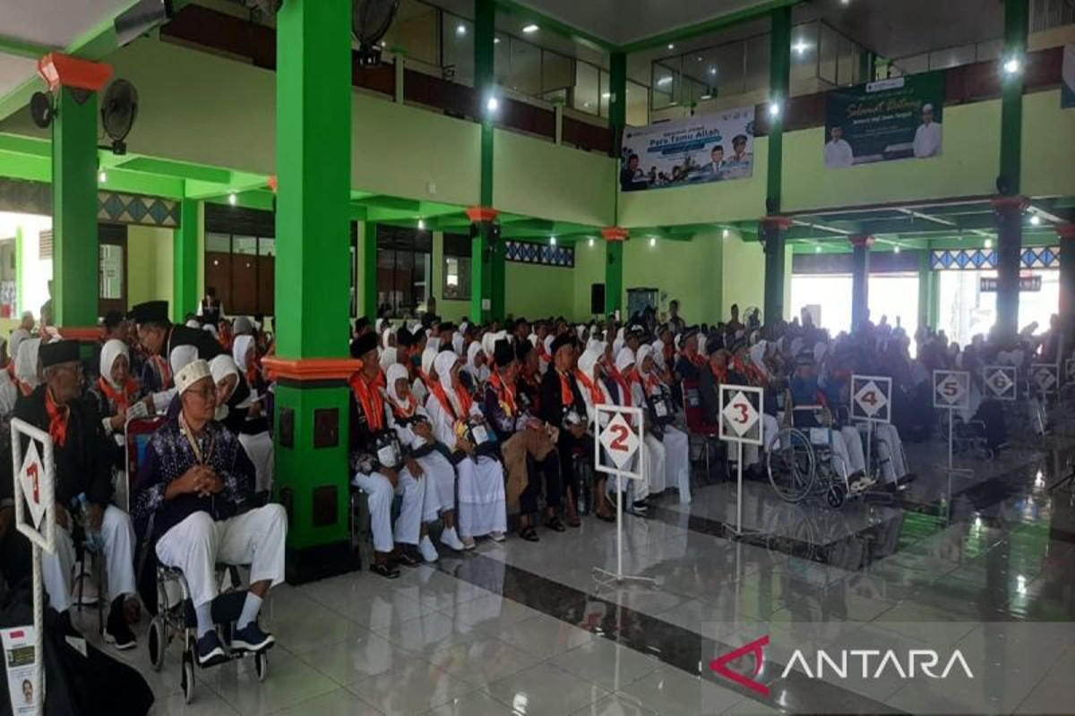 3.600 Jemaah Calon Haji Embarkasi Solo Sudah Berangkat ke Tanah Suci - JPNN.com Jateng