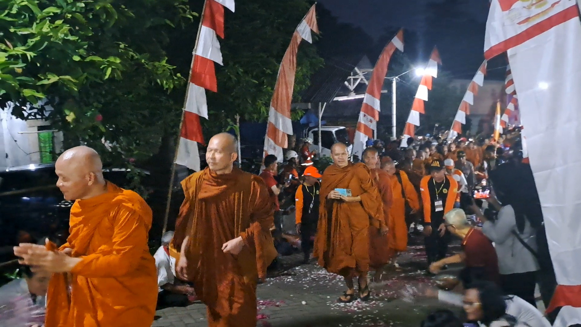 Ritual Thudong Dimulai dari Semarang, Bhikkhu Sambut Waisak Jalan Kaki Sampai Candi Borobudur - JPNN.com Jateng