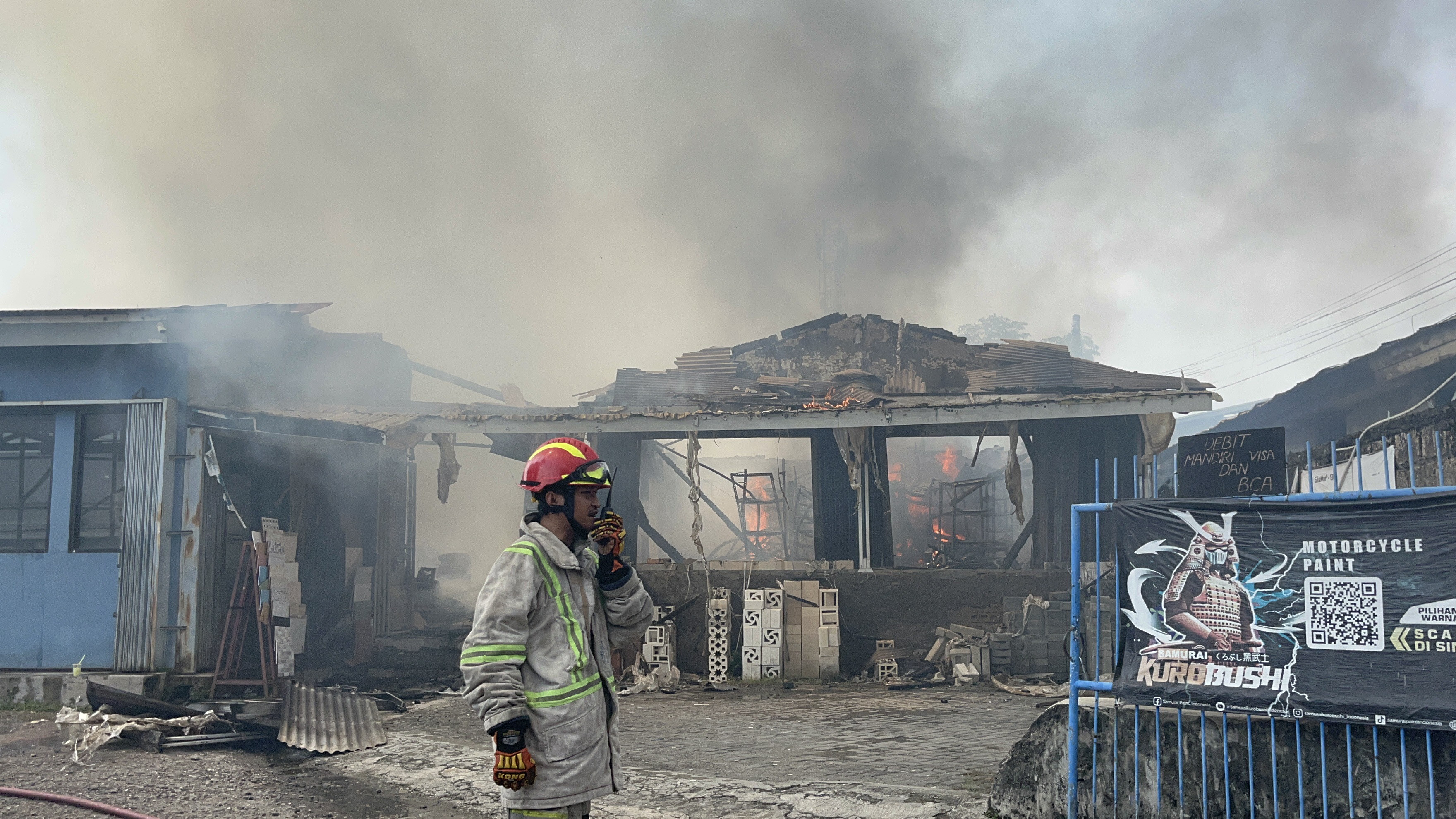 Gegara Percikan Api di Gudang Cat, Toko Bangunan di Depok Hangus Terbakar - JPNN.com Jabar
