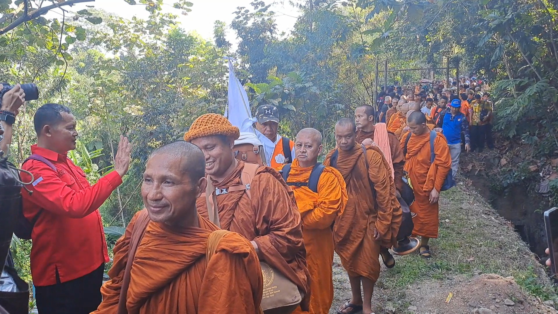 Bhikkhu Thudong Mulai Perjalanan dari Semarang Menuju Candi Borobudur - JPNN.com Jateng