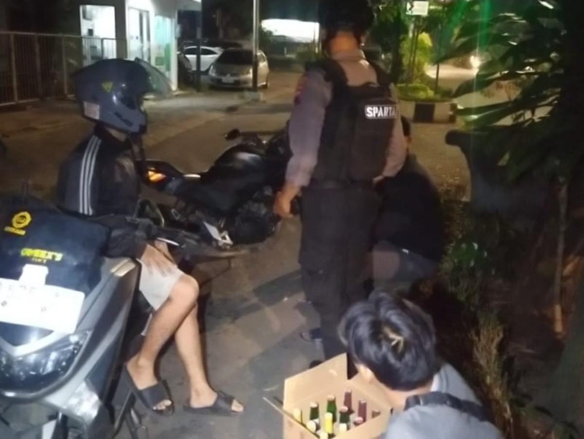 Transaksi Miras, Dua Pemuda di Laweyan Solo Diamankan Polisi - JPNN.com Jateng