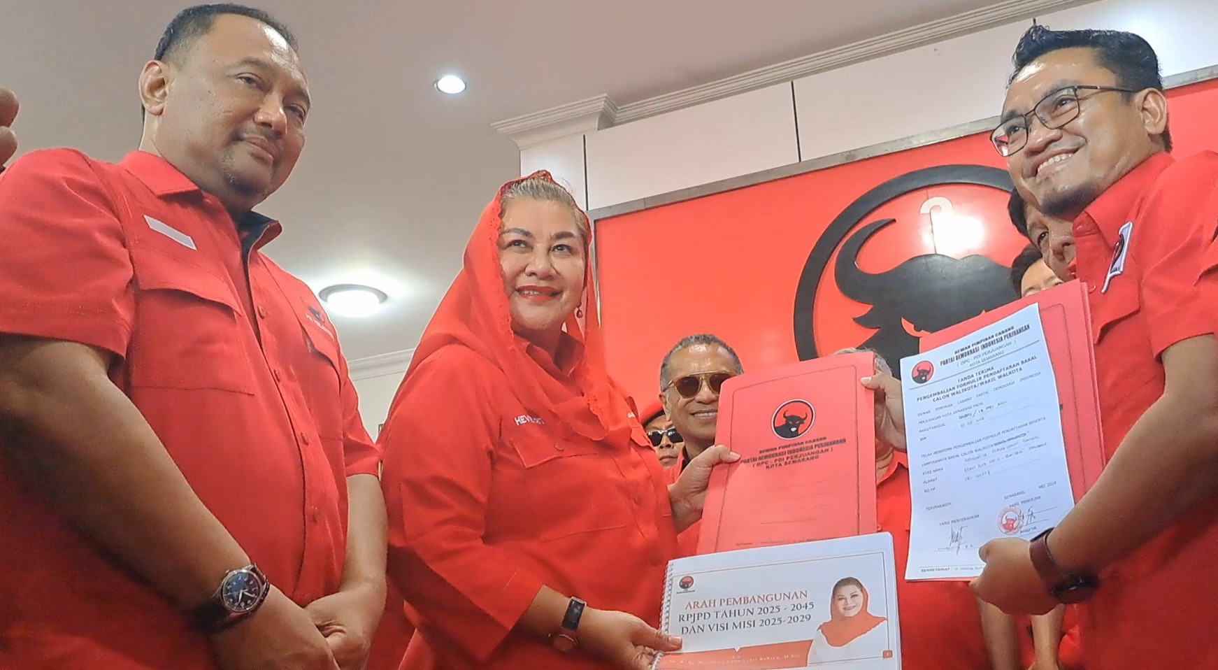 Ditemani Sang Suami, Mbak Ita Serahkan Formulir Pendaftaran Calon Wali Kota: Siap Majukan Semarang - JPNN.com Jateng