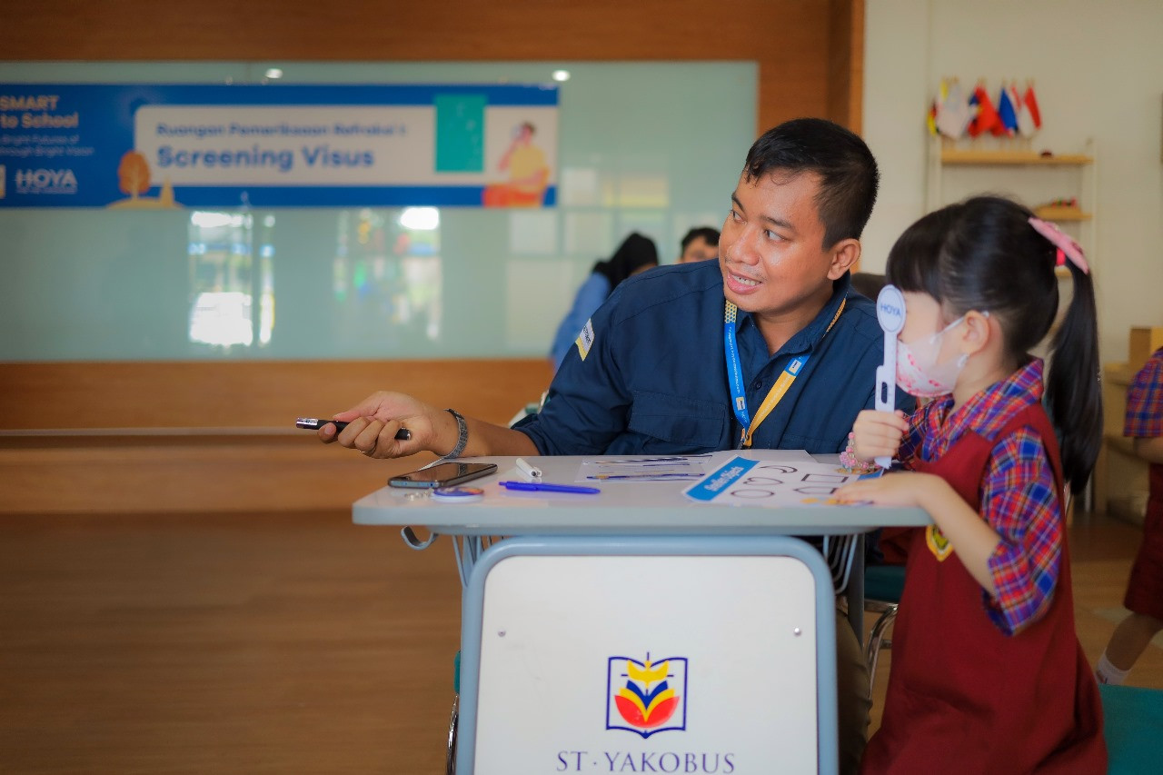 Mencegah Pertumbuhan Rabun Jauh pada Anak, Hoya Edukasi Melalui Miyosmart Goes to School - JPNN.com Jabar