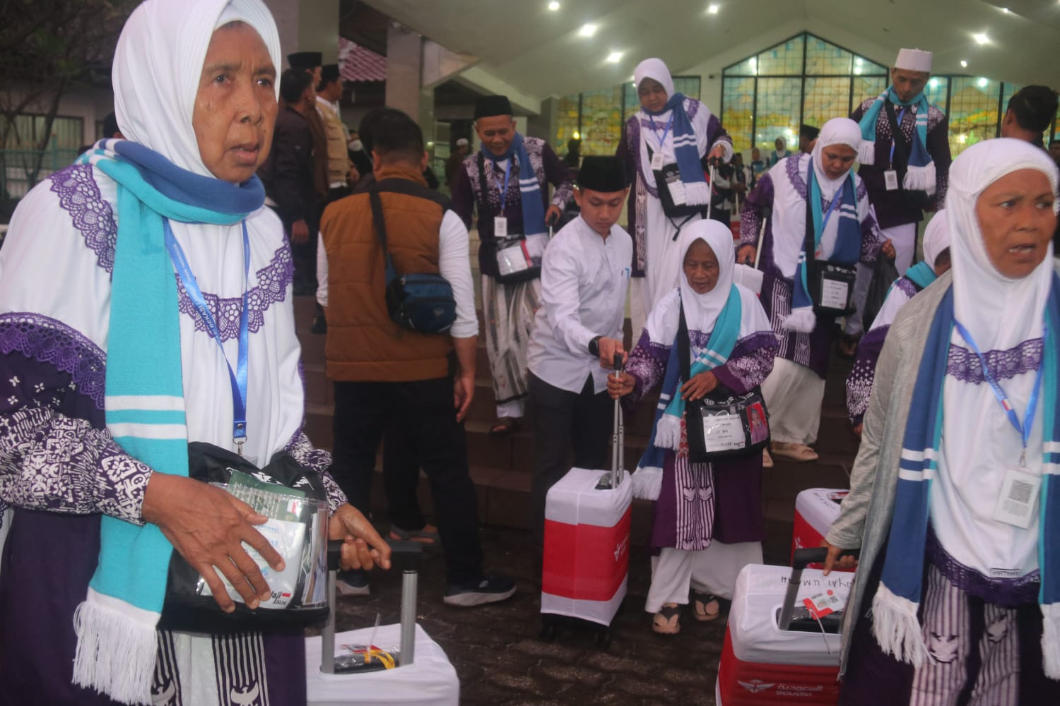 432 Calhaj Asal Kota Bogor Diberangkatkan Menuju Asrama Haji - JPNN.com Jabar
