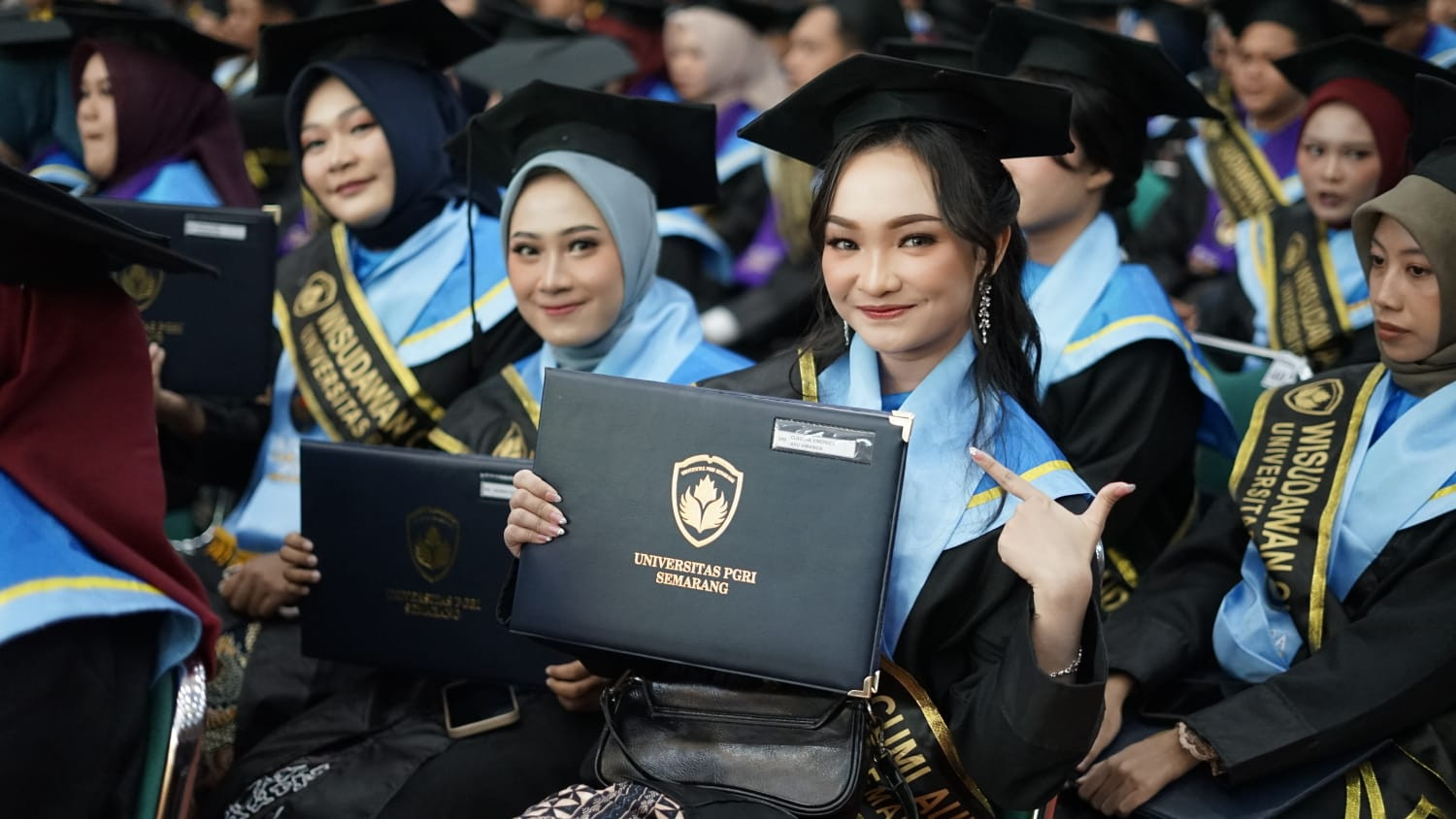 Wisuda ke-79 UPGRIS: Lulusan Tembus Kancah Internasional - JPNN.com Jateng