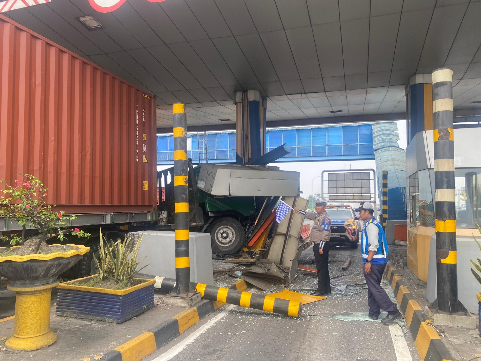 Zubaidi Azis Mengantuk, Gerbang Tol Waru pun Hancur - JPNN.com Jatim