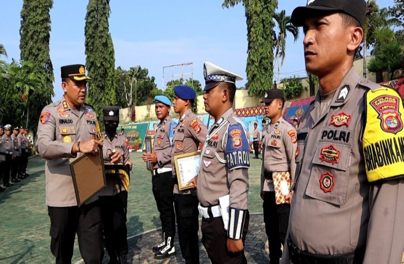 4 Personel Polres Tanggamus Terima Penghargaan Setelah Menyelamatkan Percobaan Bunuh Diri - JPNN.com Lampung