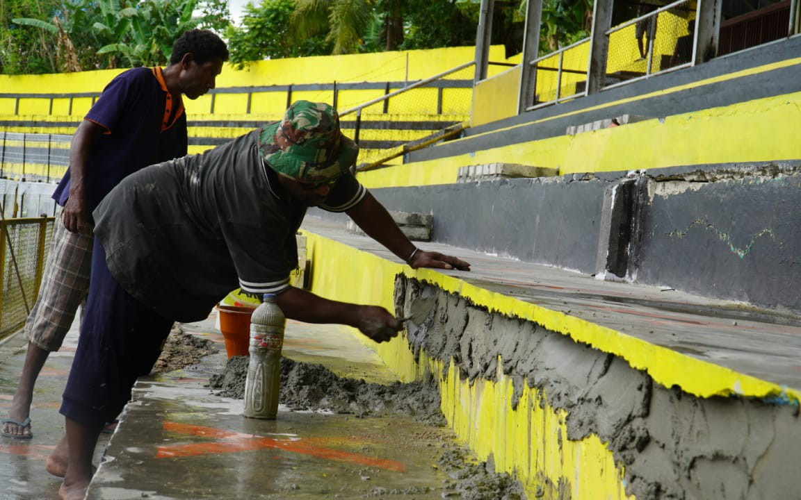 Jelang HUT ke-77 RI, Warga Kompak Mempercantik Stadion Sanggeng - JPNN.com Papua