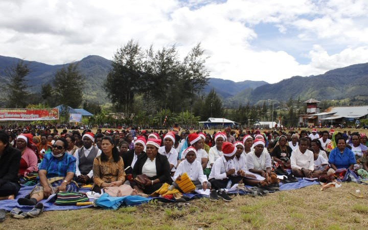 Pemda Puncak Gelar Ibadah Menjelang Natal, Ribuan Orang Padati Lapangan Trikora - JPNN.com Papua