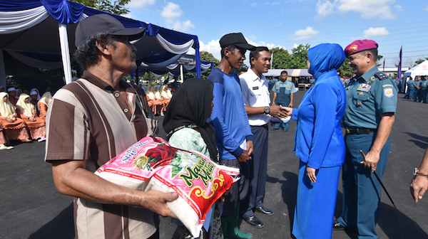 Jelang Idul Fitri, Danlantamal V Salurkan Zakat Fitrah 