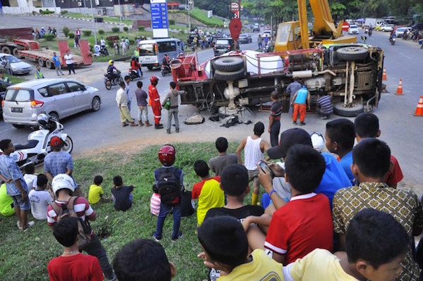 Terlalu Tajam Ambil Tikungan BRAAKK Truk  Molen  Terbalik 