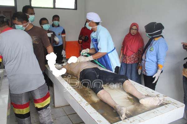 Mayat Wanita Cantik di Kolong Rumah Sempat Dikira Boneka 