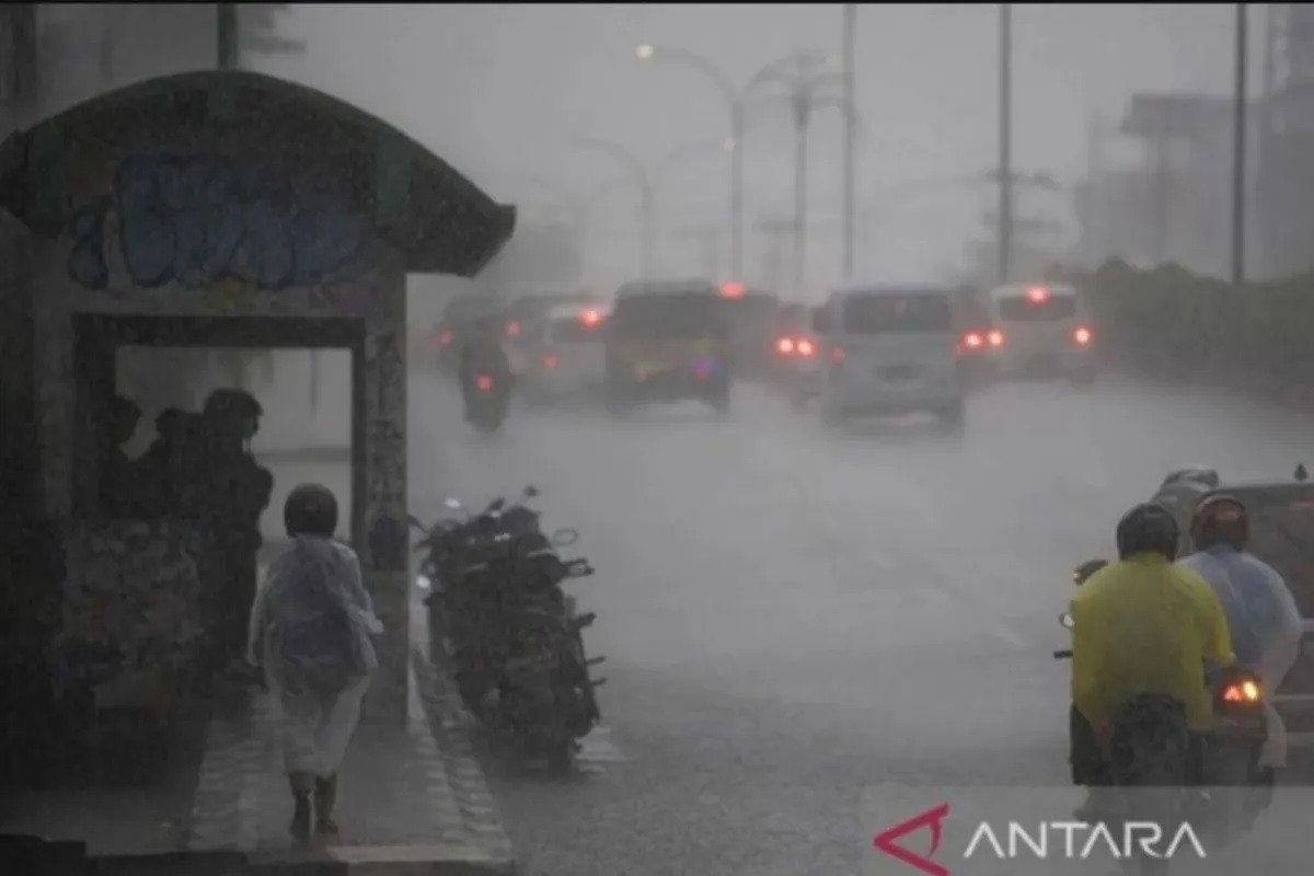 Prakiraan Cuaca Sumbar: Waspada terhadap Potensi Hujan Lebat Disertai Petir - JPNN.com Sumbar