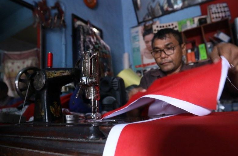 Berkah Kemerdekaan, Penjahit Bendera Merah Putih di Medan Banjir Pesanan - JPNN.com Sumut
