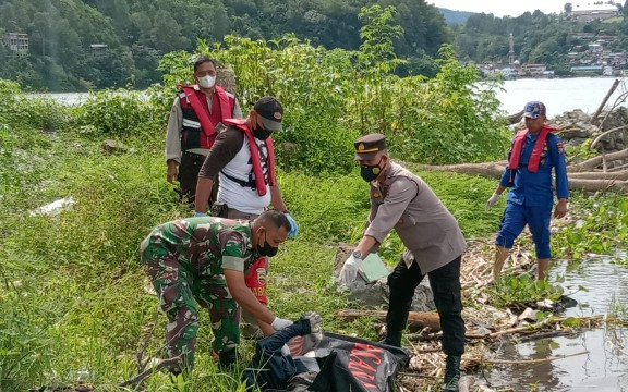 Mayat Wanita Berjaket Biru Mengambang di Danau Toba, Ini Ciri-cirinya, Mungkin Anda Kenal - JPNN.com Sumut
