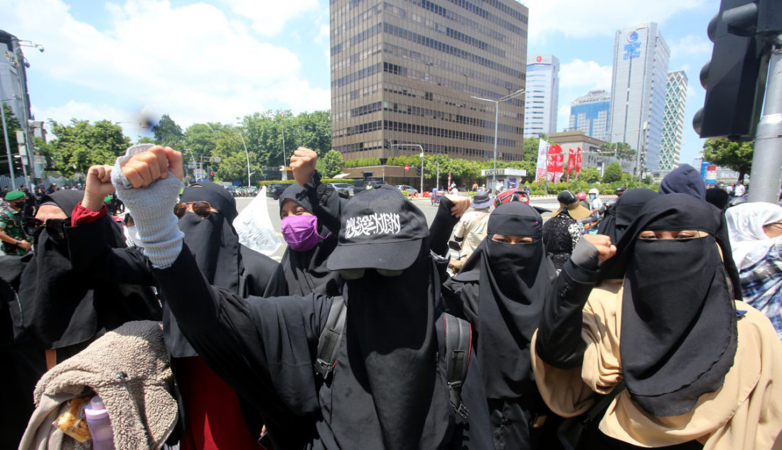 Sejumlah massa mengikuti aksi Reuni 212, Jakarta, Kamis (2/12). Massa aksi membubarkan diri dengan damai pada pukul 11.00 WIB. Foto: Ricardo - JPNN.com