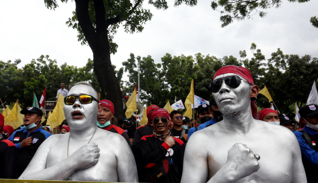 Sejumlah anggota serikat buruh melakukan aksi di depan Balai Kota Jakarta, Senin, (29/11). Mereka menolak UMP DKI Jakarta yang hanya naik Rp37.749 atau sekitar 0,8 persen saja dibandingkan tahun lalu Foto: Ricardo - JPNN.com