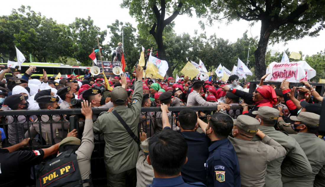 Sejumlah anggota serikat buruh melakukan aksi di depan Balai Kota Jakarta, Senin, (29/11). Foto: Ricardo - JPNN.com