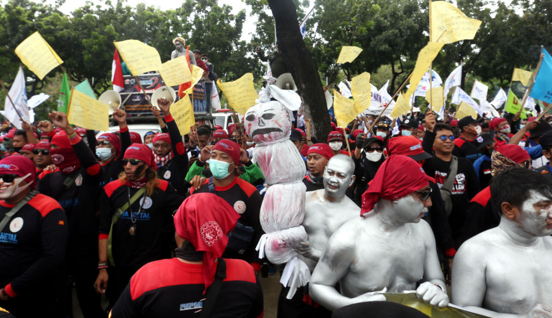 Sejumlah anggota serikat buruh melakukan aksi di depan Balai Kota Jakarta, Senin, (29/11). Mereka menolak UMP DKI Jakarta yang hanya naik Rp37.749 atau sekitar 0,8 persen saja dibandingkan tahun lalu. Foto: Ricardo - JPNN.com