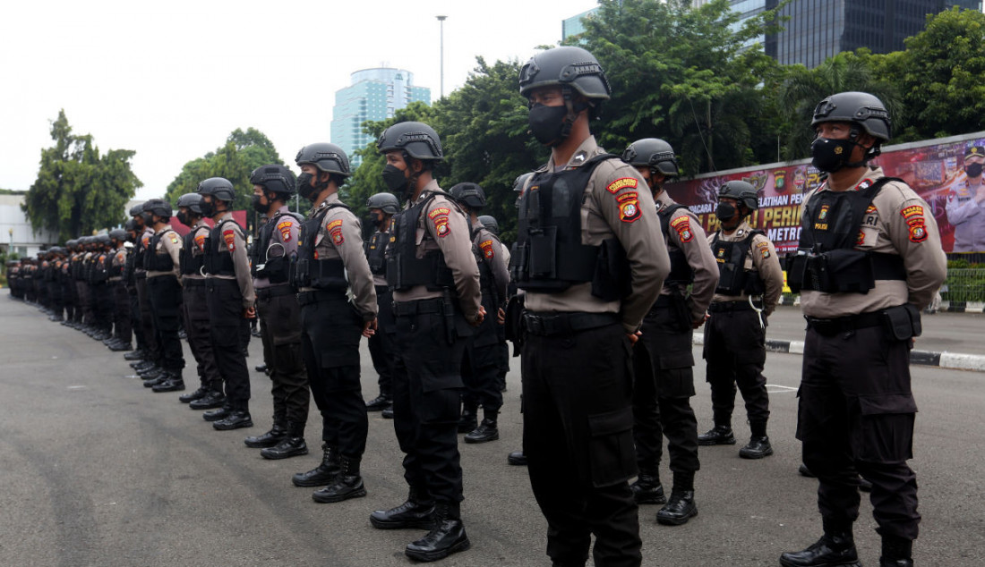 Sejumlah anggota kepolisian mengikuti acara Penutupan Patroli Perintis Presisi di Lapangan Promoter Dit Lantas Polda Metro Jaya, Jakarta, Selasa (30/11) Foto: Ricardo - JPNN.com