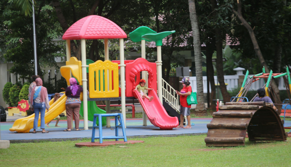 Sejumlah anak-anak bersama orang tua menemani bermain di Taman di kawasan Kuningan, Jakarta, Rabu (1/12). Ruang publik mulai ramai digunakan oleh anak-anak sebagai wahana permainan dan hiburan dengan menerapkan protokol kesehatan dan pengawasan orang tua. Foto: Ricardo - JPNN.com